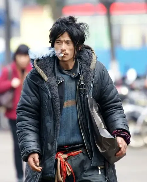 杀妻帝现身长春神情漠然眼神犀利赛过犀利哥