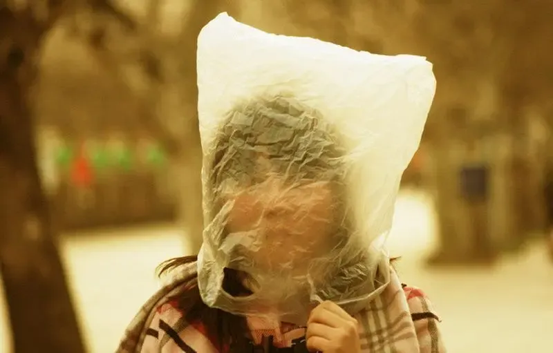 沙尘来袭全副武装的防沙达人满城尽戴蒙脸布(图)