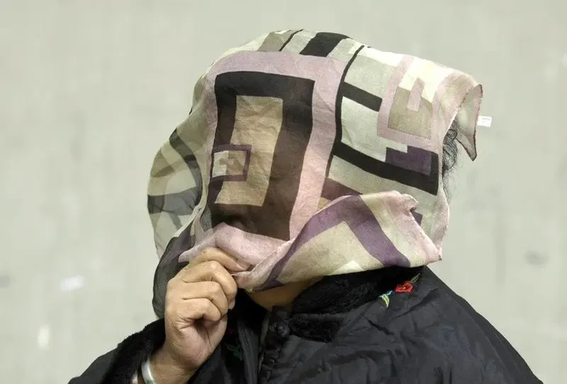 沙尘来袭全副武装的防沙达人满城尽戴蒙脸布图