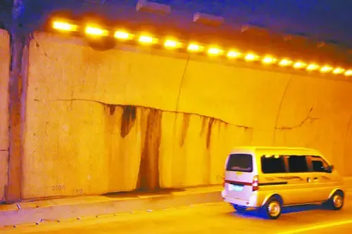 38处墙面渗水裂缝长达15米隧道伤痕累累还能走吗