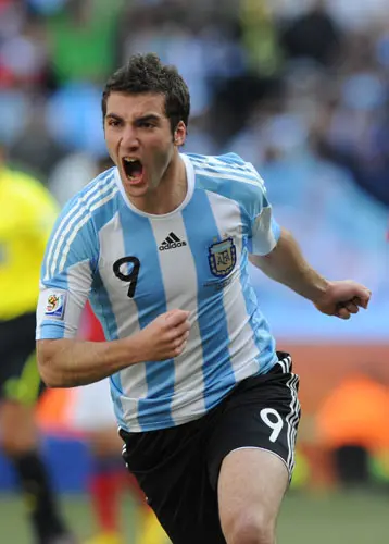 伊瓜因世界杯上演帽子戏法 小烟枪场上英雄照