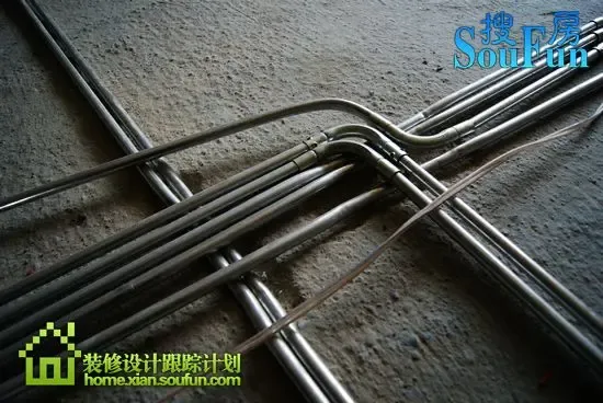 装修ing:客厅地面强弱电热镀锌铁管的铺设