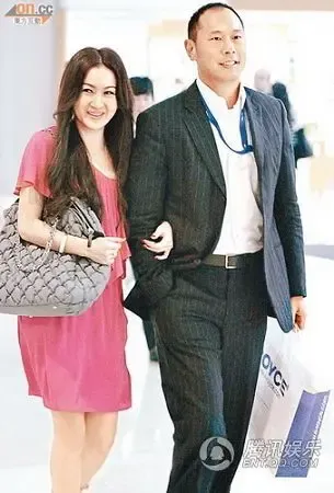 温碧霞与老公何祖光没有把握机会造人,决定收养内地男婴.