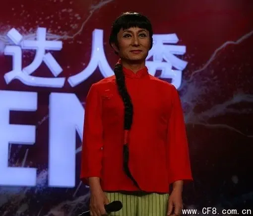 中国达人秀李秋成反串白毛女 年近六旬资产过亿(图)
