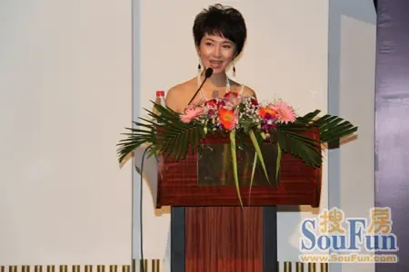 苏州广电总台主持人舒静主持本场论坛(图片来源:房天下 摄影:白蕊)