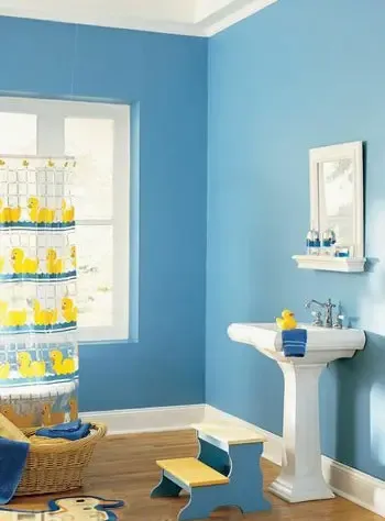 儿童浴室,色彩应该生动而丰富,蓝色背景下,白色与黄色的点缀显得色彩