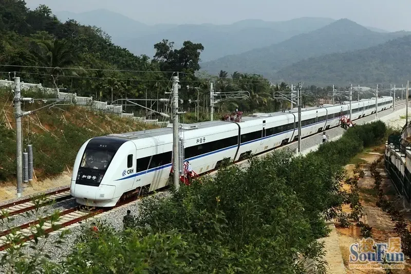 "和谐号"试运行金手指61高尔夫小镇巴士开通之后,到达海口轻轨总站5