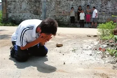 2008年7月3日,在父亲死去的地方,王彪跪地痛哭(资料图片).