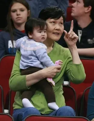 番茄网1月3日讯前日上午,姚明母亲方凤娣抱着孙女