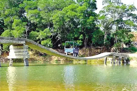 广东现"最牛倒拱桥" 看东莞奇形怪状商铺项目