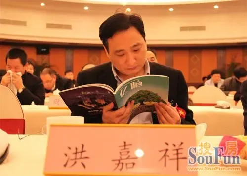 慈溪市委书记洪嘉祥正认真翻阅网新集团刊物&mdash;&mdash;亿脑(项目