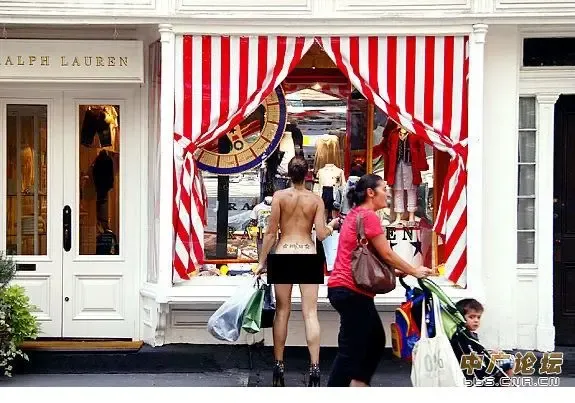 女摄影师记录自己纽约街头裸体生活图