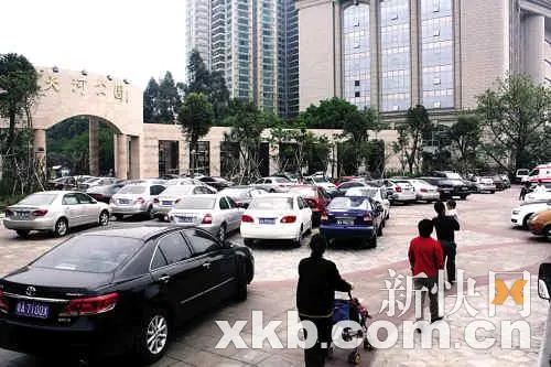 广州游公园停车调查天河公园车位爆满排长龙