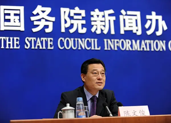 新闻办新闻局副局长陈文俊主持发布会