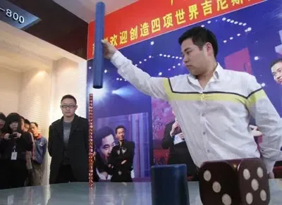 胡海荣先生江西临川人士,任职于荣誉酒店集团总裁,创造了骰子吉尼斯
