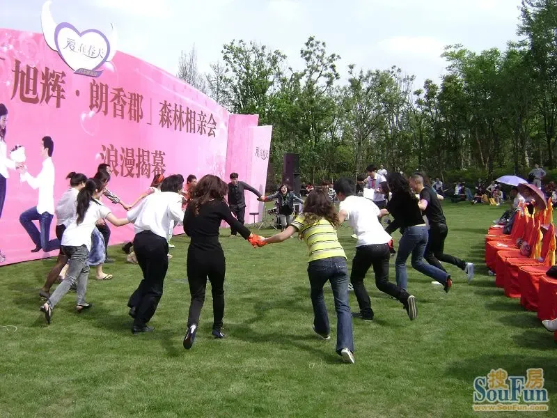 回忆童年时的游戏相亲大会的节目有华尔兹,乐队演唱《童年》,同心圆