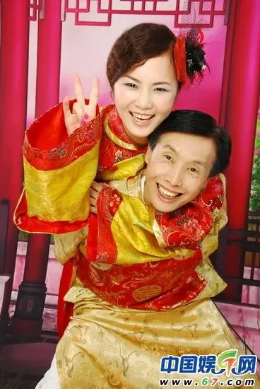 52岁邓建国与90后嫩模奉子成婚婚纱照曝光组图