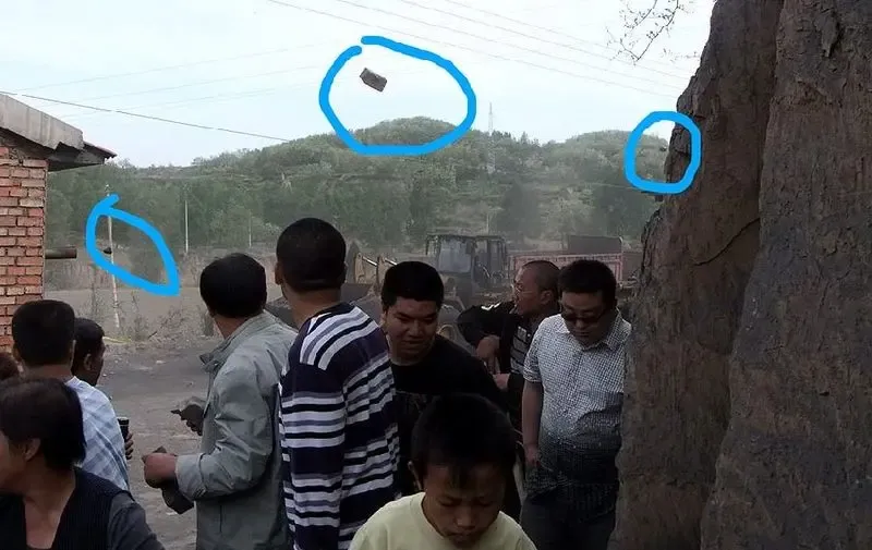 对于此事,该发帖人称:5月21日,盂县拦掌煤矿的煤老板聚集起一批手持
