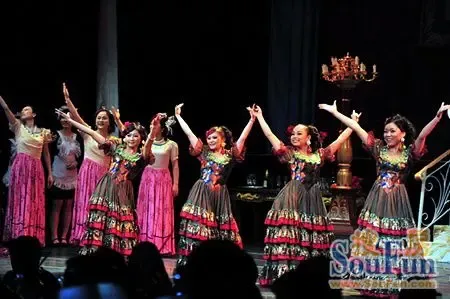 吉普赛姑娘们热烈的歌舞