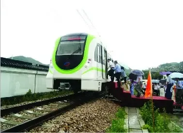 苏州轻轨1号线列车首次试跑平均时速达30公里图