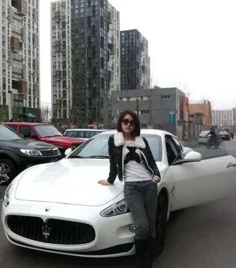 郭美美私房照曝光自称住大别墅开玛莎拉蒂