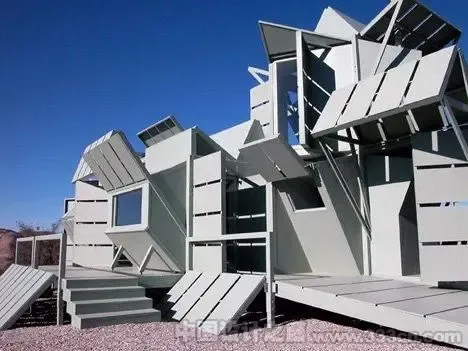 房子界里的给力变形金刚一坨房子可以变成两坨