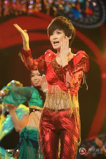 李宇春《舞林大会》秀肚皮舞 惊艳全场(图)
