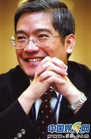 郎咸平娶25岁娇妻樊小纯买房跳单遭中介怒骂