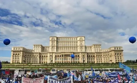 丑得无法无天世界最丑陋建筑烧钱无底洞