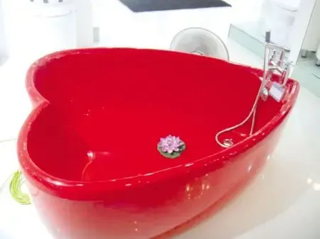 卫浴潮流 浪漫心形浴缸惹人眼目
