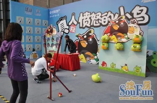 景瑞荣御蓝湾举办泰州首个真人版愤怒的小鸟大型主题活动