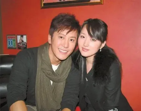 杨钰莹沉寂多年在深复出 曝与男友赖文峰豪宅