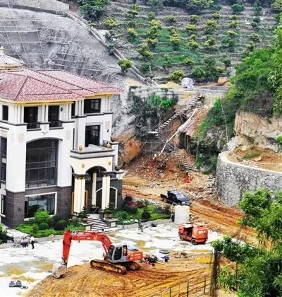 平峦山城市公园管理处称不知违建主人是谁,市民希望有关部门彻查两座
