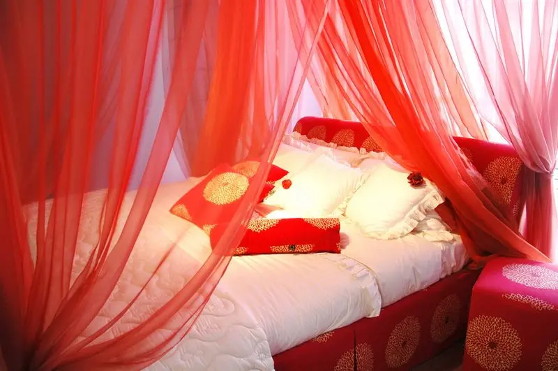 而婚床的布置,是整个婚房的灵魂所在.
