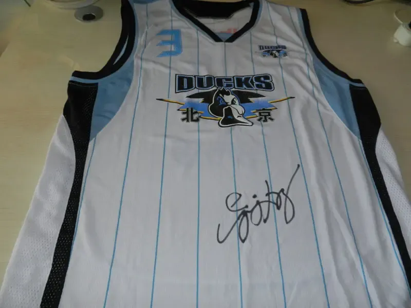 【金隅乐府贺北京金隅夺cba冠军】全明星球员马布里签名球衣火爆开抢