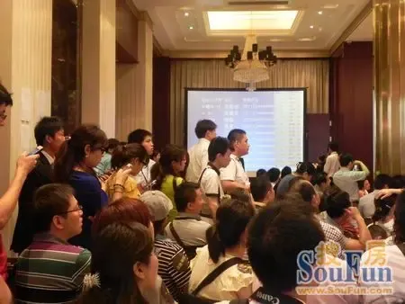 等待选房的客户