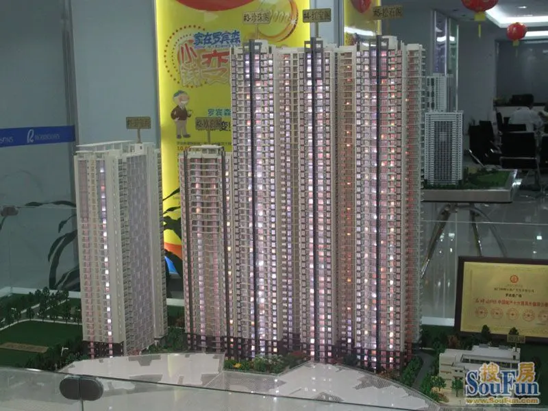 罗宾森广场地处厦门核心商圈,乘坐3,6,18,28,42,26,619,618,804,806