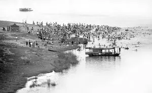 2005年7月19日，在柳州市东门沙角游泳的市民。如今此景不复