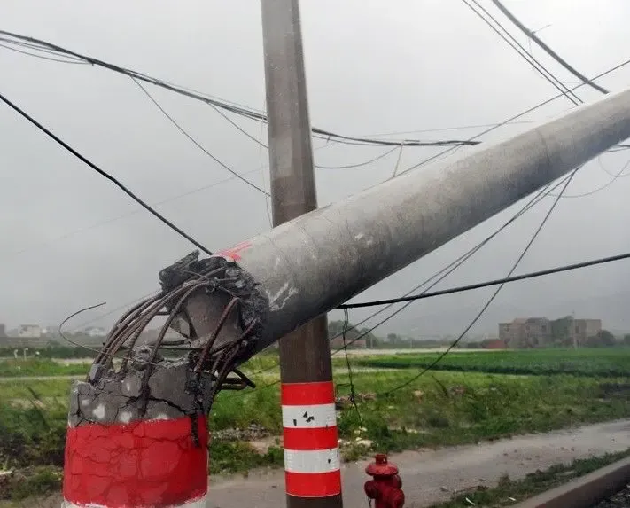 台风海葵电杆折断