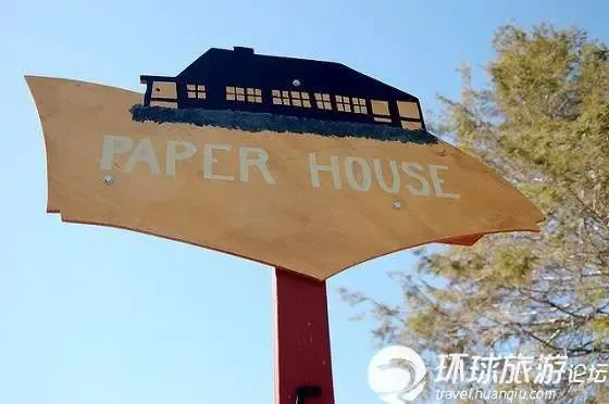 废报纸逐层压制建造"纸别墅"纸房子外景纸房子外墙涂了防水漆家具