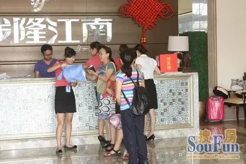 纷纷到接待处抽奖