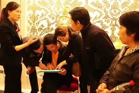 一家人齐聚商量