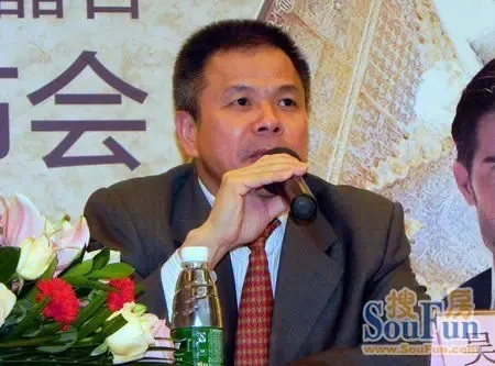 新中源陶瓷企业集团副总裁吴启章先生在新品发布会现场回答记者问题