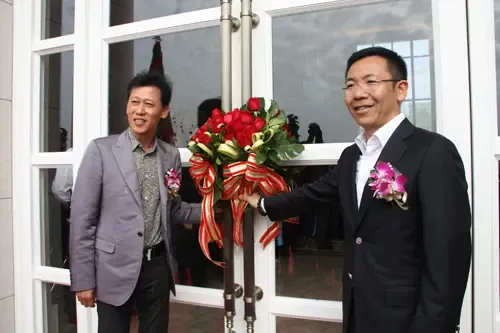 黄光亮(左),刘继周(右)携手启动开放仪式业内人士纷纷到场祝贺