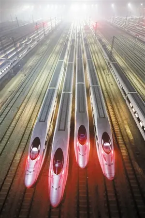 12月25日凌晨,众多京广高铁列车停靠在武汉动车基地,蓄势待发.