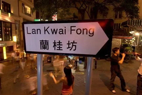 1月13日购房者大会14辆大巴全程接送