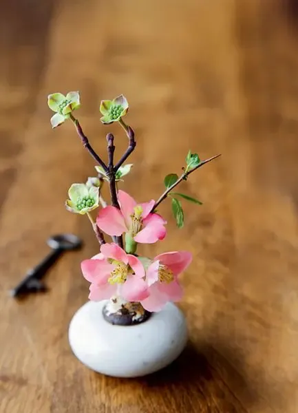 袖珍花束作小巧的台面装饰 瓶瓶罐罐当花瓶再利用