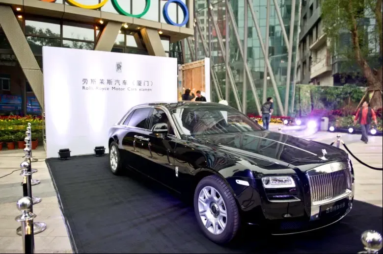 世欧王庄豪宅中的劳斯莱斯