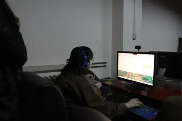 如果让一个人一直呆在网吧除了吃饭六年不挪窝,这是对他怎么样的一