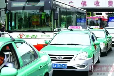 行驶在黄岐广佛路的广州出租车和公交车一辆接一辆